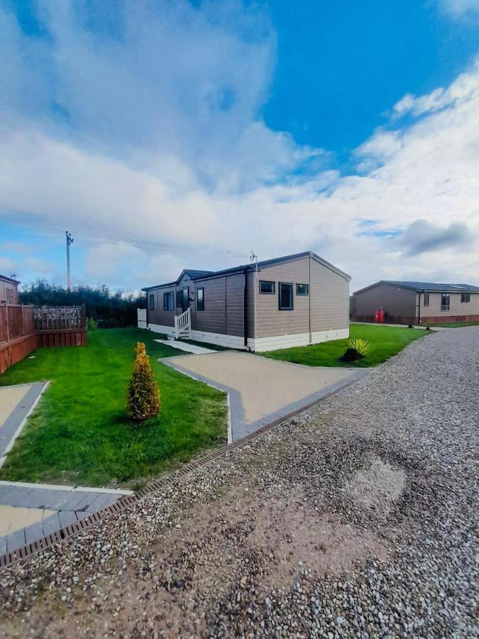 Darwin Lodge With Hot Tub Malton Exterior photo